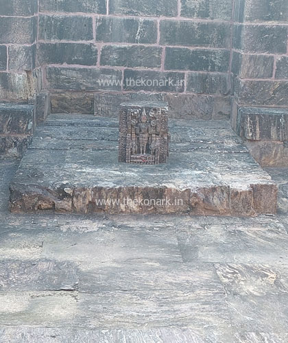 Figure in the center of the sanctum Figure in the center of the sanctum