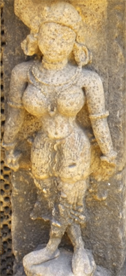 Lady wearing a skirt at Konark Temple