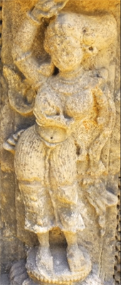 Lady wearing a skirt at Konark Temple