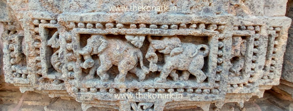 Carving on the Nata Mandapa pillar