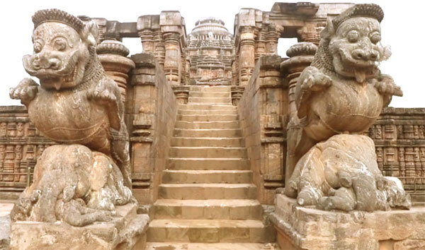 Eastern stairway of Nata Mandira