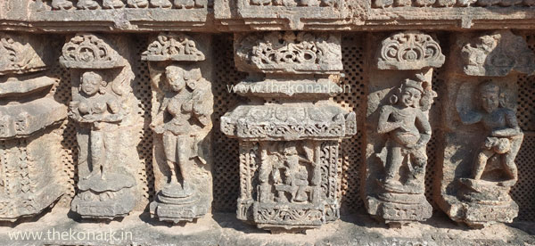 Carving on second platform of Nata Mandapa wall